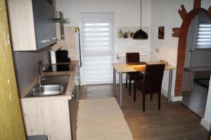 Η κουζίνα ή μικρή κουζίνα στο Ambiente Ferienapartments Julienhöhe