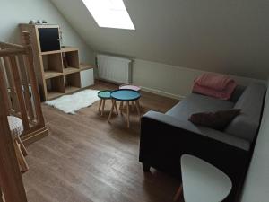 un soggiorno con un divano e un tavolo di Entre Dômes et Sancy - Le moderne a Perpezat