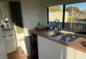 Willow TreeA little Piece of Heaven in Willow Tree的厨房配有水槽和带窗户的台面