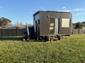 Willow TreeA little Piece of Heaven in Willow Tree的一个小房子正坐在院子里