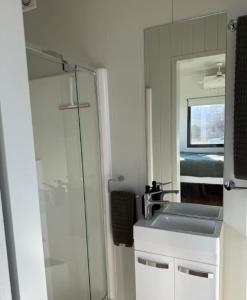 Willow TreeA little Piece of Heaven in Willow Tree的浴室里有淋浴、洗手池和镜子。