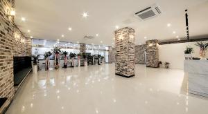 una grande stanza con pavimenti bianchi e pareti in mattoni di Mokpo Ayana Hotel & Poolvilla a Mokpo