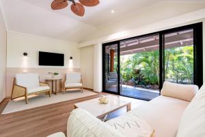 Nala Resort في ميشن بيتش: غرفة معيشة مع أريكة بيضاء وتلفزيون