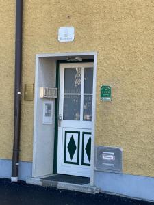 eine Tür an der Seite eines Gebäudes in der Unterkunft Traunkai Apartments - Zimnitz Blick in Bad Ischl
