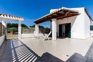 En balkon eller terrasse på Spiaggia E Relax Calasetta + 10 billeder