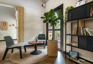 Knihovna v hotelu + 19 fotografií