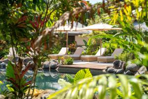 Nala Resort في ميشن بيتش: مسبح مع كراسي للاستلقاء ومظلة +22 صورة