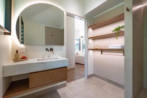 Nala Resort في ميشن بيتش: حمام مع حوض ومرآة