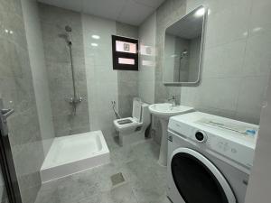 Un baño de Khalidiya Studio 12 fotos más