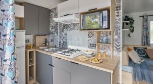 Η κουζίνα ή μικρή κουζίνα στο camping la vallée