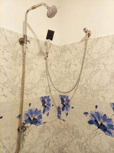 a shower with blue flowers on the wall at Yala Eagle Nest in Tissamaharama