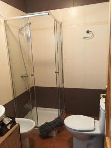 Un baño con ducha, inodoro y lavabo. en Apt Santa Cruz de Caravaca, en Caravaca de la Cruz
