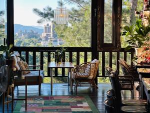 Γενική θέα στο βουνό ή θέα στο βουνό από  αυτό το δωμάτιο σε οικογενειακή κατοικία