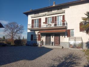 a large white building with a balcony on top of it at Malpensa monolocale indipendente in Samarate