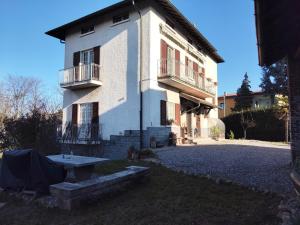a white building with a table in front of it at Malpensa monolocale indipendente in Samarate