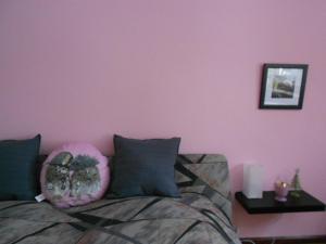 巴特迪尔海姆B&B Zur Tanne的一间卧室配有一张粉红色墙壁的床 更多3张照片