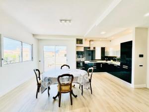 een keuken en eetkamer met een tafel en stoelen bij Blu Mare Casa Vacanza in La Maddalena