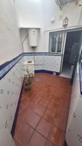 een lege kamer met een tegelvloer in een gebouw bij Casa San José in Nerja +15 foto's