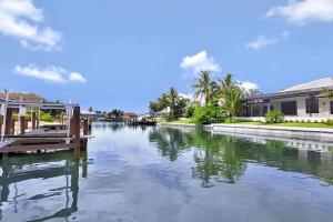 Výhled na řeku, která protéká v blízkosti vily