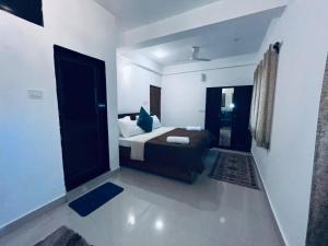 ein Schlafzimmer mit einem Bett und einer Couch in einem Zimmer in der Unterkunft Villa platinum 4 BHK Calangute in Calangute + 37 Fotos