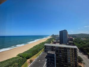 uitzicht op een strand en een gebouw bij Amanzi 1305 in Vosburg