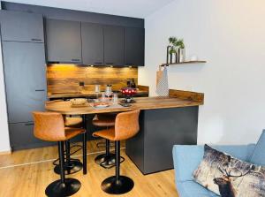 una cucina con un tavolo e sedie in una stanza di Schickes Apartment im herzen Pontresina a Pontresina