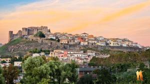 eine Stadt auf einem Hügel mit einem Schloss in der Unterkunft AL Castello in Melfi
