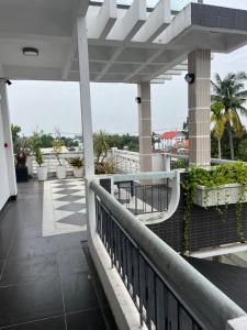 Tây NinhRooftop villa hien dai 2 người的从建筑物阳台看到的景色 更多12张照片