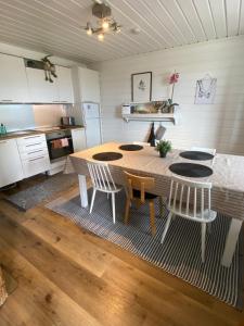 Kuchyň nebo kuchyňský kout v ubytování Oravanpesä