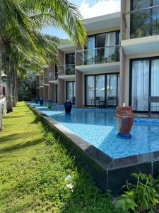 Tây NinhRooftop villa hien dai 2 người的建筑物前的游泳池