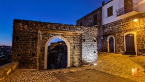 ein Torbogen in einem alten Steingebäude bei Nacht in der Unterkunft AL Castello in Melfi