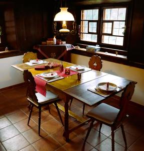 a wooden table in a kitchen with chairs and a tableablish at Bodenschneidsuiten Das Gschwandler in Tegernsee