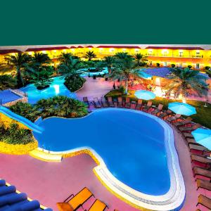 eine Draufsicht auf einen Pool in einem Resort in der Unterkunft Montrose - A Mayfair Collection Hotel in Kuwait