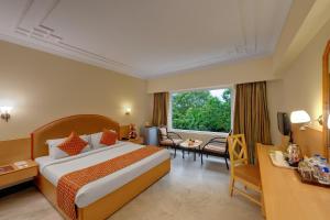 Un pat sau paturi într-o cameră la Hotel Tamilnadu Trichy Unit 2 - Formerly SRM