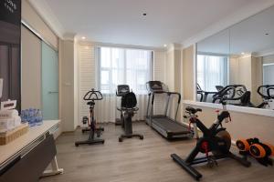 Fitness centrum a/nebo fitness zařízení v ubytování ELong Hotel 艺 龙 酒 店 - Guilin Elephant Trunk Hill Scenic Area Two Rivers and Four Lakes Branch + 65 fotografií
