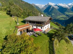 una vista aerea di una casa su una collina con montagne di Mountain Chalet Obertreyen a Campo Tures
