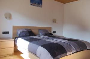 Un pat sau paturi într-o cameră la Haus Hart Im Zillertal