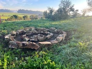 uma pilha de pedras no meio de um campo em Quinta da Runa by Tiny Away em Bagunte