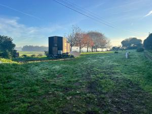 um campo com um prédio à beira da estrada em Quinta da Runa by Tiny Away em Bagunte