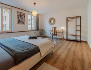 Postel nebo postele na pokoji v ubytování Spacious, stylish & central apartment, Great excursions in surrounding area