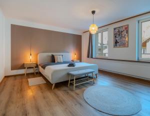 Postel nebo postele na pokoji v ubytování Spacious, stylish & central apartment, Great excursions in surrounding area