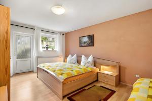 BielatalFerienwohnung Heidi的一间卧室，里面有一张床和一扇窗户。