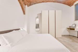 En eller flere senge i et værelse på Mole Luxury Suite Torino