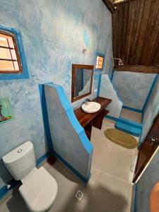 米查维Sunset Mkuu Boutique Hotel的蓝色的浴室设有卫生间和水槽 更多27张照片