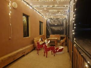 una stanza con un tavolo e due animali finti dentro di Tsemi Guesthouse of the Mountains a Tba