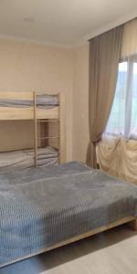 una camera da letto con un letto e una finestra di Tsemi Guesthouse of the Mountains a Tba