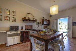 Η κουζίνα ή μικρή κουζίνα στο Villa Castelluccio Noto con piscina