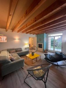 TV a/nebo společenská místnost v ubytování Maison de bourg Charras, 11 personnes, piscine