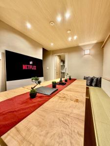 a meeting room with a long row of yoga mats at NEW Hotel Komugi Skytree - modern Japanese-style guesthouse near Asakusa & Skytree 3mins, whole house rental perfect for large groups up to 14pax in Tokyo