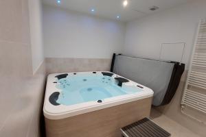 Φωτογραφία από το άλμπουμ του Appart centre ville aurillac avec spa privé σε Aurillac